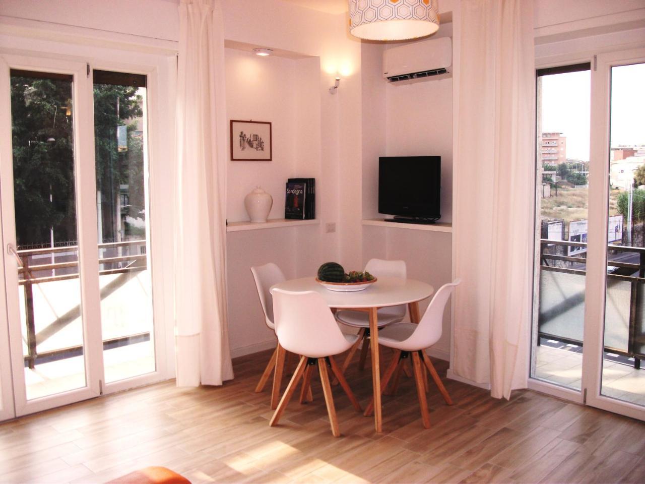 Bright Apartment Cagliari Bagian luar foto